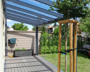 Moderní pergoly ke zdi domu