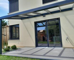 Moderní pergoly ke zdi domu