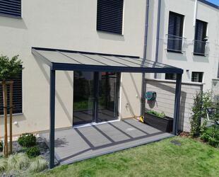 Moderní pergoly ke zdi domu