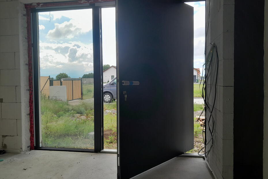 Pivotové vstupní dveře